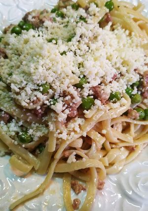 Φωτογραφία της συνταγής Spaghetti με αρακά, χωριάτικο λουκάνικο και κρέμα γάλακτος