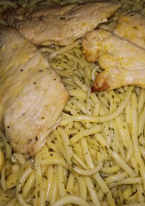 Sült csirkemell-vajas, petrezselymes makarónival recept fotója