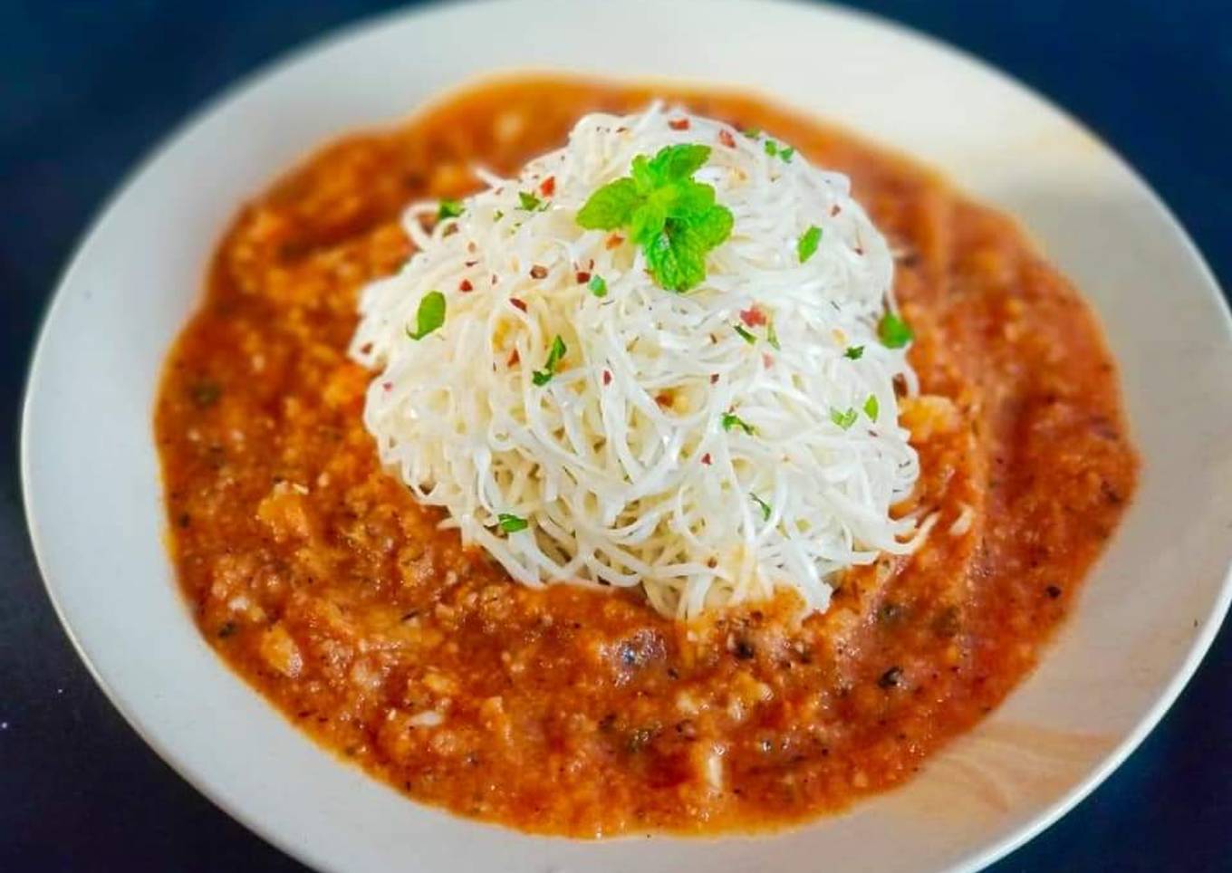 Buttery Spaghetti in Tomato Garlic Sauce