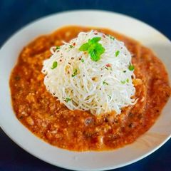 A picture of Buttery Spaghetti in Tomato Garlic Sauce.