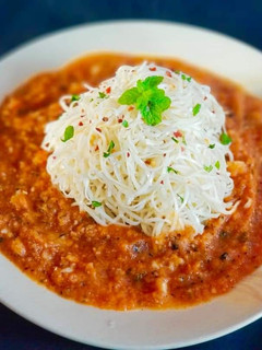 A picture of Buttery Spaghetti in Tomato Garlic Sauce.