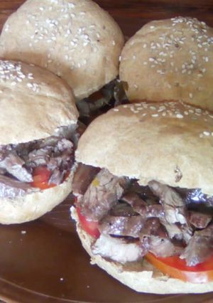 Una foto de Sanduche de entrañitas y tomate