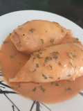 Calamares rellenos con salsa de marisco