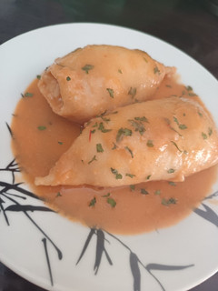 Una foto de Calamares rellenos con salsa de marisco