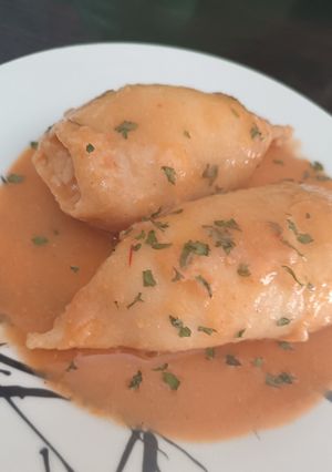 Una foto de Calamares rellenos con salsa de marisco