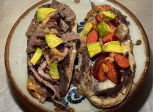 Una foto de *HUARACHES MEXICANOS / SOPES CON BISTEC Y CHORIZO*
