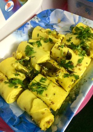 A picture of Khandvi.