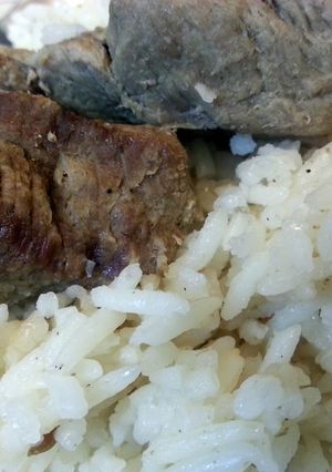 A picture of smoked rice with beef.