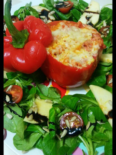 Una foto de Pimiento rojo relleno de carne picada de pollo