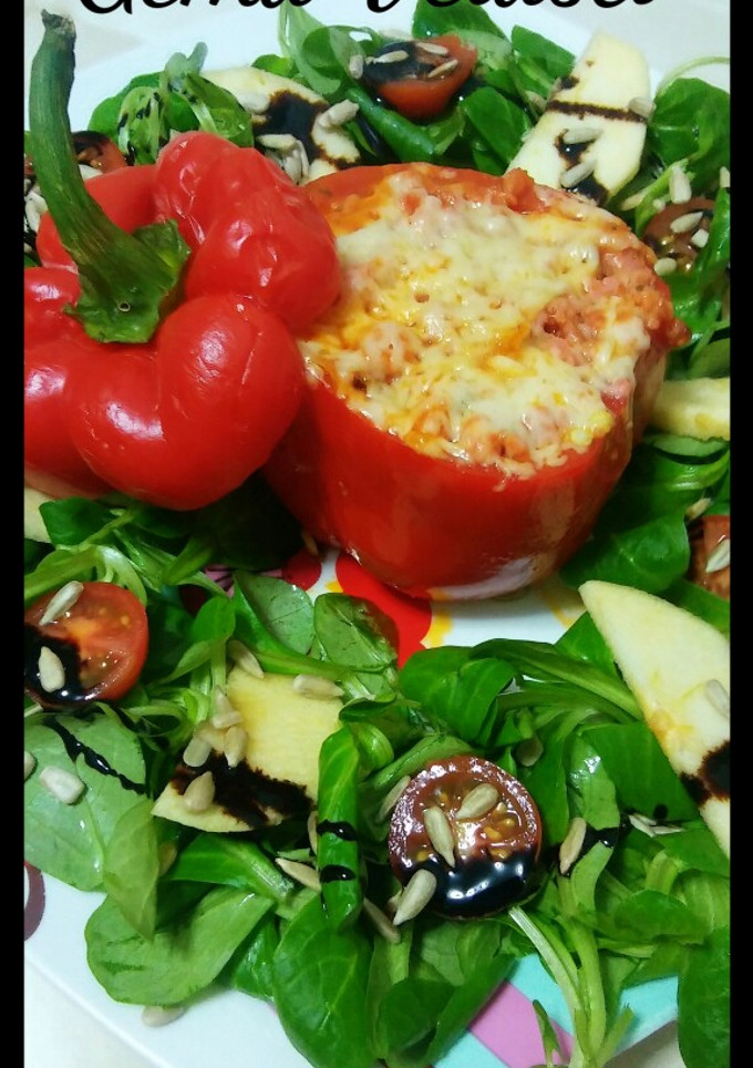 Una foto de Pimiento rojo relleno de carne picada de pollo