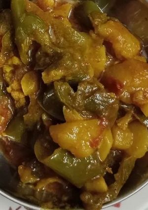 शिमला मिर्च आलू की सब्जी(shimla mirch aloo ki sabzi recipe in hindi) रेसिपी मुख्य फोटो