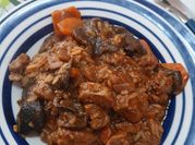 Una foto de arroz con salsa de hongos
