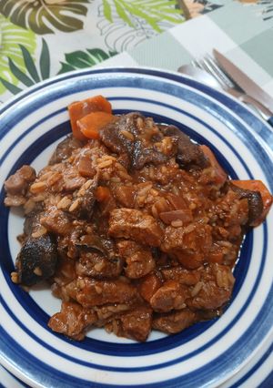 Una foto de Guiso de Carne Arroz y Hongos de Pino