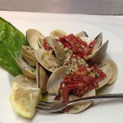 clams with sundried tomatoes A picture of clams with sundried tomatoes.