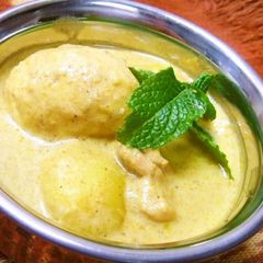 A picture of Boiled Egg and Potato Yellow Curry.