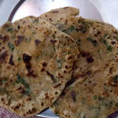 A picture of Palak Paratha.
