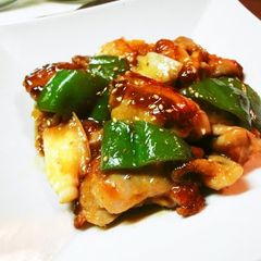 A picture of Tangy Stir-fried Chicken Thigh Meat and Green Peppers.