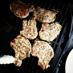 A picture of Herbed Porkchops.