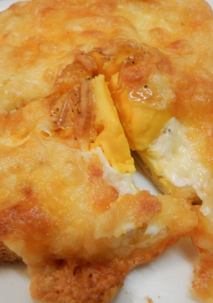 Una foto de Tostada de huevo y pechuga de pavo