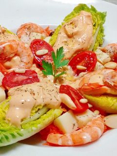 Una foto de Cogollos con langostinos y mayonesa de romesco