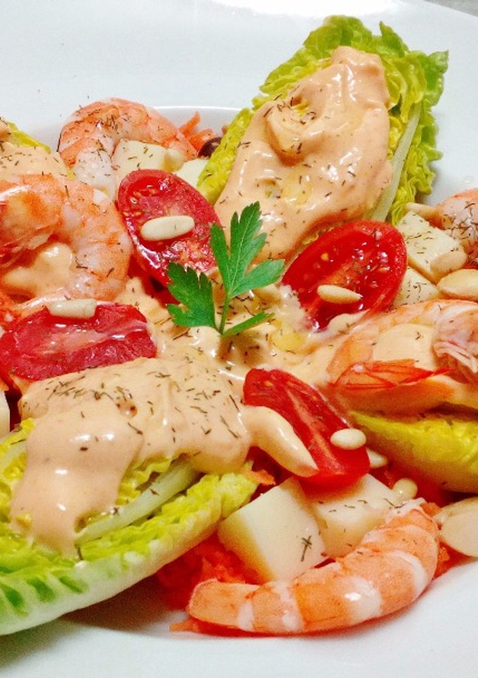 Una foto de Cogollos con langostinos y mayonesa de romesco
