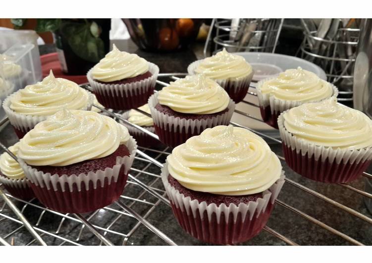 Red Velvet Cupcakes &amp; Cream Cheese Topping