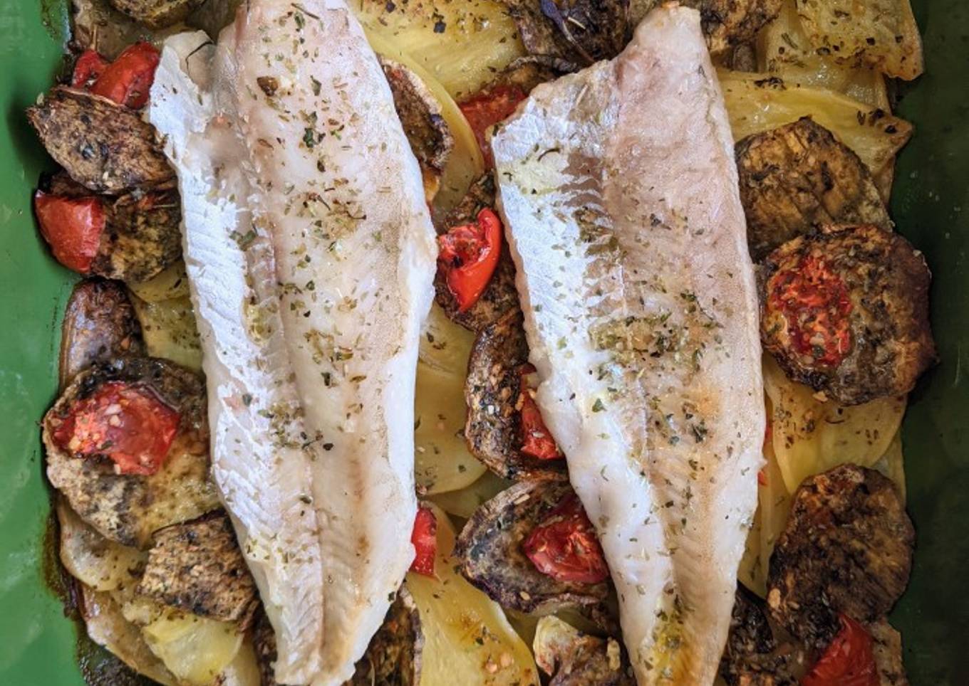 Merluza al horno con papas y batatas 🐟