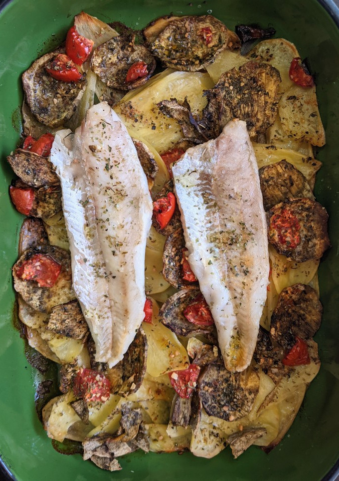 Una foto de Merluza al horno con papas y batatas 🐟
