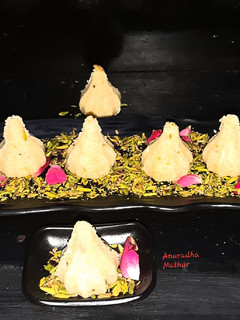 इंस्टेंड रवा मोदक (instant rava modak recipe in Hindi) रेसिपी मुख्य फोटो