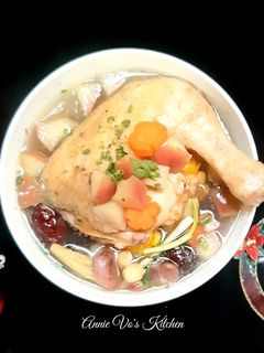 Hình của món Gà hầm táo và rau củ.