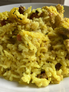 Una foto de Biryani de pollo (चिकन बिरयानी बनाने की विधि)
