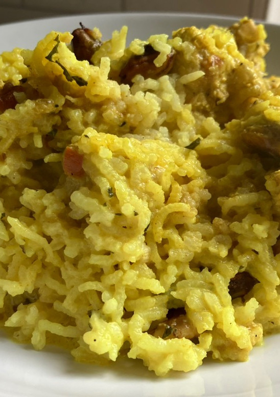 Una foto de Biryani de pollo (चिकन बिरयानी बनाने की विधि)