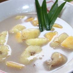 A picture of Kolak Ubi and Pisang (Stewed Sweet Potato and Banana in Coconut Milk).