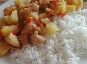 Una foto de Pollo con arvejitas y zanahorias