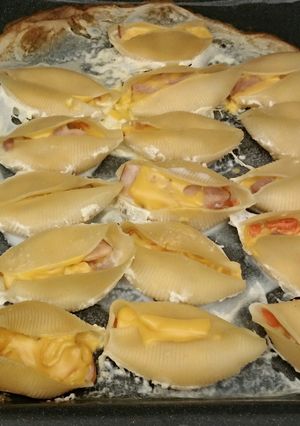 A picture of STUFFED SWEET PEPPER CHESSY CANADIAN BACON JUMBO SHELLS..