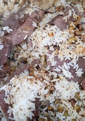 Una foto de Peceto con arroz blanco