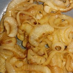 A picture of Caramelized onions.