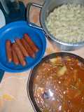 Saucisses grillées avec macaronis et légumes