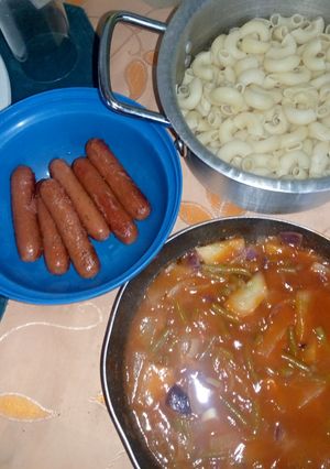 Une photo de Saucisses grillées avec macaronis et légumes