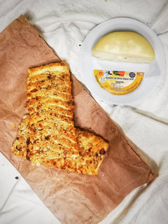 Foto de Trança de queijo, marmelada e frutos secos