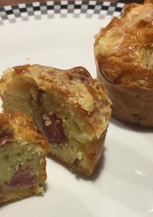 Une photo de Cakes à la saucisse de morteau , au comté et au vin blanc