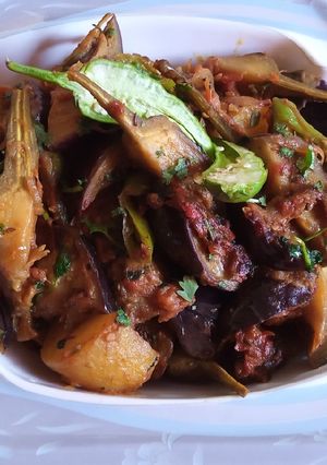 A picture of Baingan(Brinjal) Aloo(potato) ki Bujhya.