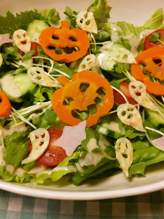 A picture of Halloween Ghosts for Salads.