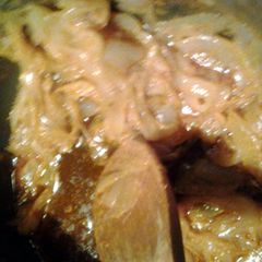 A picture of caramelized onions.