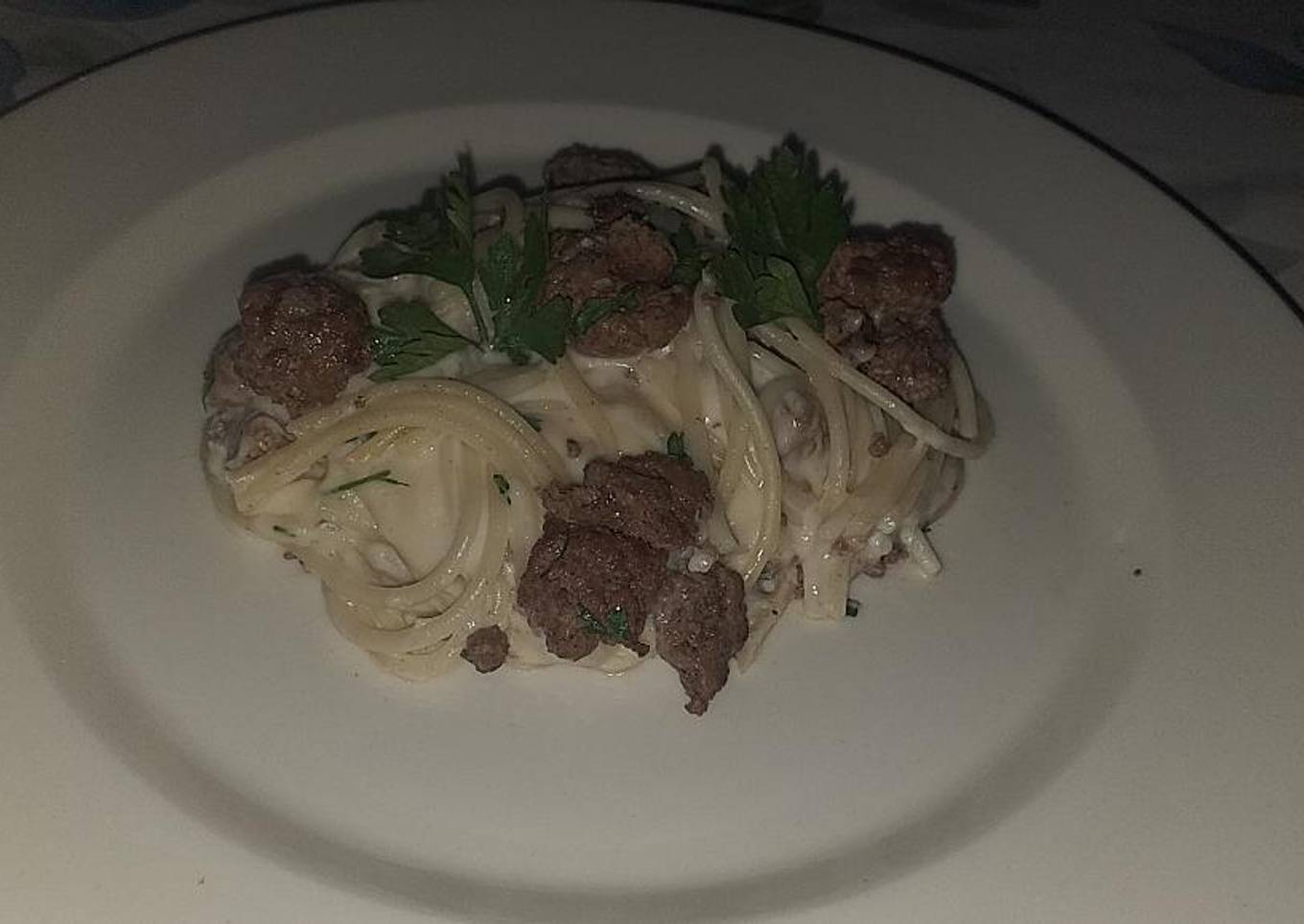 Espagueti con salsa bechamel y trozos de carne (al horno)