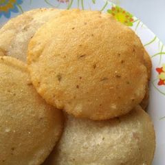 A picture of Deep fried rice pancake or Neipathiri.