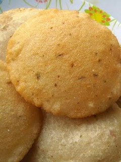 A picture of Deep fried rice pancake or Neipathiri.