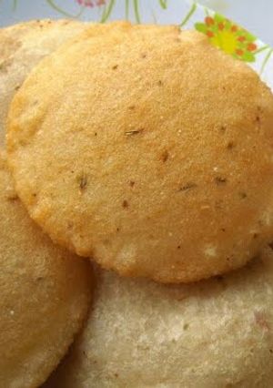 A picture of Deep fried rice pancake or Neipathiri.