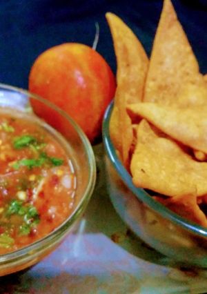 A picture of Mexican tomato Salsa with Nachos.