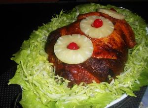 Una foto de Pollo semicrollo relleno con glaseado de piña